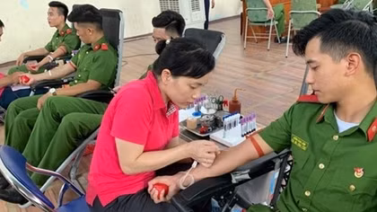 1,600 police officers and students donate blood