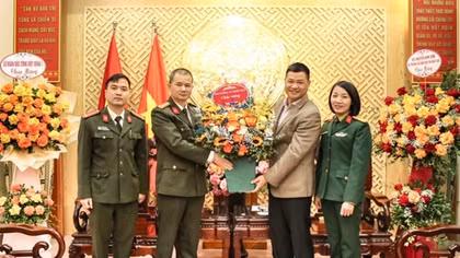 Leader of People’s Public Security Newspaper visits People's Army Newspaper