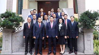 Deputy Minister Le Quoc Hung receives Lao police alumni delegation