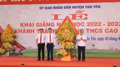 Public Security Deputy Minister Nguyen Van Long attends new school year ceremony in Bac Giang