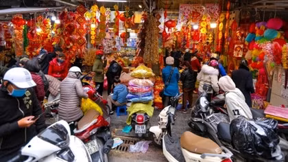 Bustling street in Hanoi gears up for upcoming Tet holiday