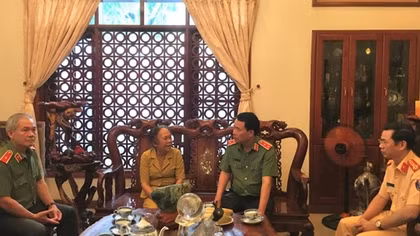 Deputy Minister Le Quoc Hung visits families of late MPS leaders