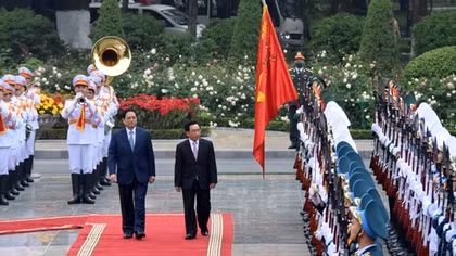 Laos PM arrives in Hanoi for official visit to Vietnam