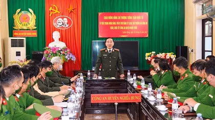 Deputy Minister Tran Quoc To visits Nghia Hung district police