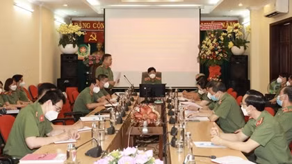 Deputy Minister Nguyen Van Son works with Hospital 30-4