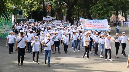 Over 5,000 people join charity walk for AO victims in HCM City