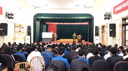 Son La police disseminate law against gambling at school