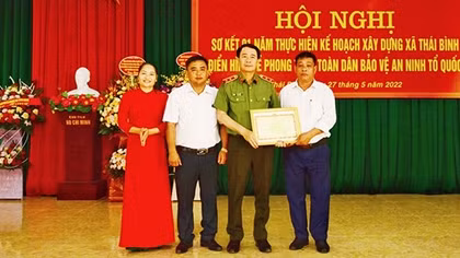 Deputy Minister Le Quoc Hung attends conference reviewing “All people protect national security” movement in commune