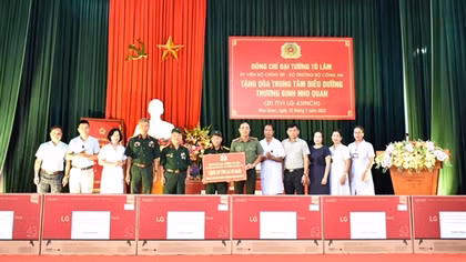 Minister To Lam sends gifts to wounded soldiers in Ninh Binh