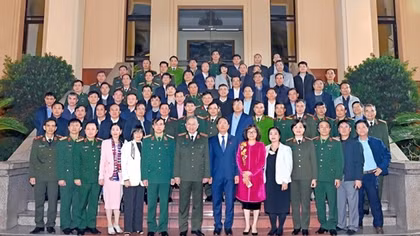 Minister To Lam visits class-1 national security and defense students at National Defense Academy