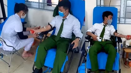 Two police officers donate blood to save life of a patient