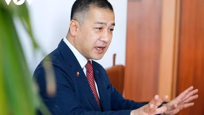 Japanese businessman hopes to put smiles on faces of Vietnamese children