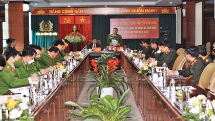 Deputy Minister Nguyen Van Long works with Dien Bien police