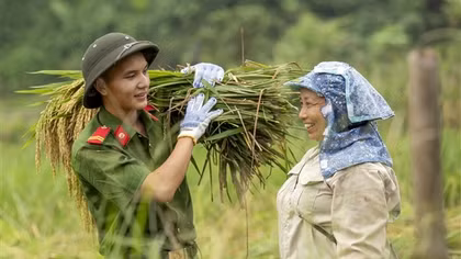 Police officers in Bat Xat help local people harvest agricultural crops