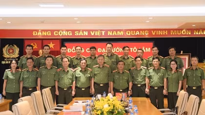 Minister To Lam works with leaders of Economic Security Department