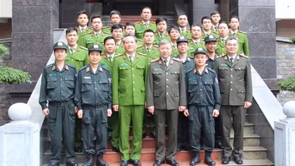 Minister visits Police Aviation Regiment