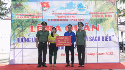 Police officers join hand in cleaning Da Nang beach