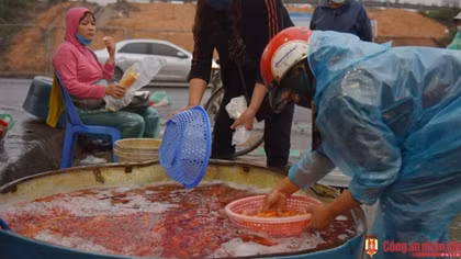 Hanoi largest fish market busily serves locals on Kitchen Gods’ Day