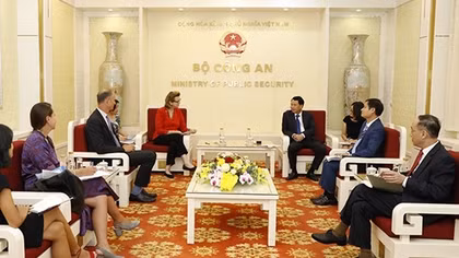 Deputy Minister Le Quoc Hung receives outgoing UNDP representative in Vietnam