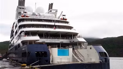 Five-star French cruise docks in Quy Nhon port