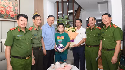 Minister To Lam visits to war wounded veterans, families of martyrs