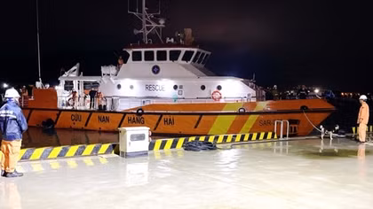 Injured Philippine sailor brought ashore for treatment in Khanh Hoa