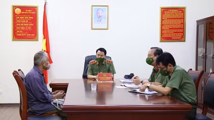 Deputy Minister Le Quoc Hung meets citizens