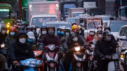 Locals rush back to Hanoi, HCM City after New Year holiday