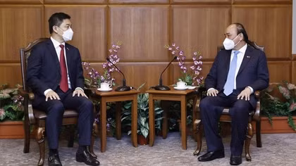 President Nguyen Xuan Phuc meets Speaker of Singaporean Parliament