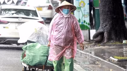 Outdoor workers in Hanoi make a living amid chilly conditions