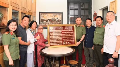 Minister To Lam visits family of late musician Hoang Van