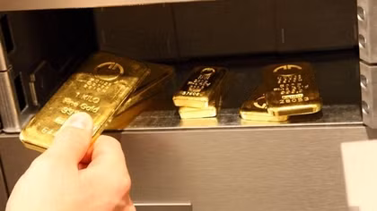 Local gold prices surge to reach new peak of VND72 million per tael