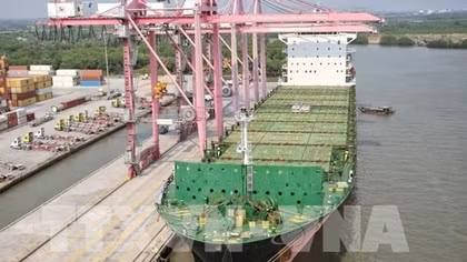 Vietnamese, French firms launch joint venture providing barge services