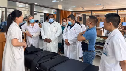 Cuba medical experts work with Hospital 199