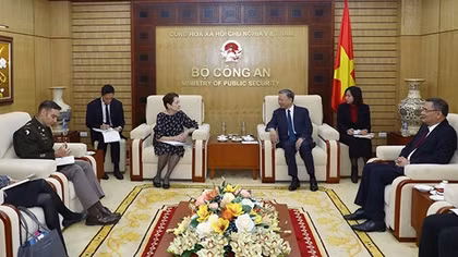 Minister To Lam receives US National League of POW/MIA Families