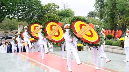 Party and State leaders pay floral tribute to late President Ho Chi Minh