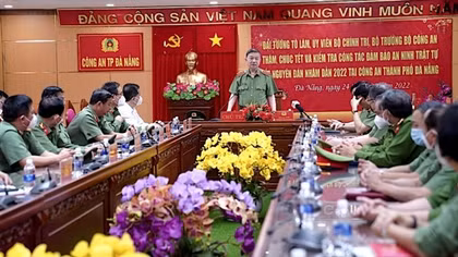 Minister To Lam visits Da Nang Municipal Police Department, Hospital 199