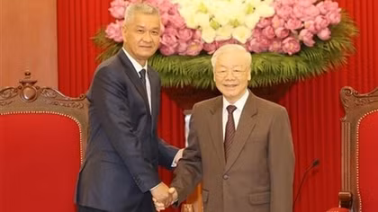 Party General Secretary receives Lao official
