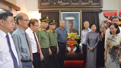 MPS leaders pay tribute to General Mai Chi Tho