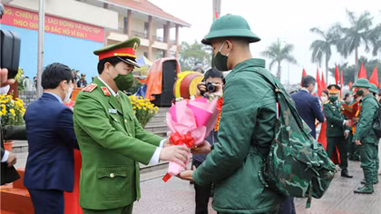 Deputy Minister Le Quoc Hung joins enlistment event in Quang Binh