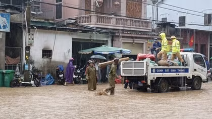 Nghe An police assist people in overcoming aftermath of storm and flood