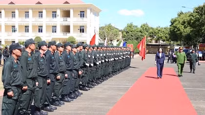Vice-President visits Central Highlands Mobile Police Regiment