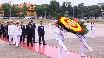 South African leader pays tribute to President Ho Chi Minh