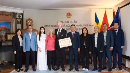 Vietnam awards commemorative medal to Swedish director Bo Öhlén