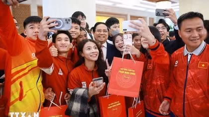 Prime Minister commends Vietnamese students winning international prizes