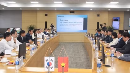 Minister Luong Tam Quang visits Samsung Electronics Vietnam Thai Nguyen Co., Ltd.