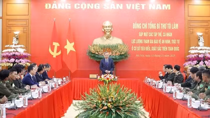 General Secretary To Lam meets with outstanding members of Grassroots Security and Order Support Force