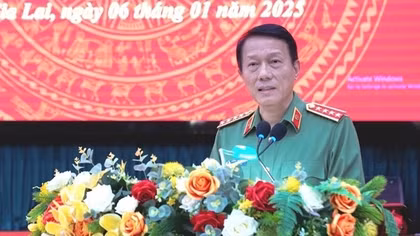 Minister Luong Tam Quang works with Gia Lai Provincial Police Department
