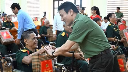 Minister Luong Tam Quang presents gifts to people with meritorious services in Phu Tho province