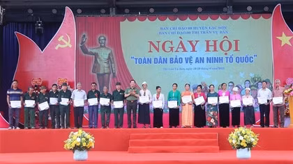 Deputy Minister Le Van Tuyen attends “All People Protecting National Security” Festival in Hoa Binh province